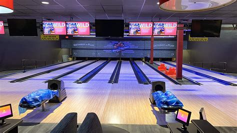 Stars and strikes bowling - I went to Stars and Strikes with a group of 10 family members. We had 5 children in our party ranging from 4-13 with us. The complex is very nice they have an arcade, bumper cars, laser tag, and bowling.